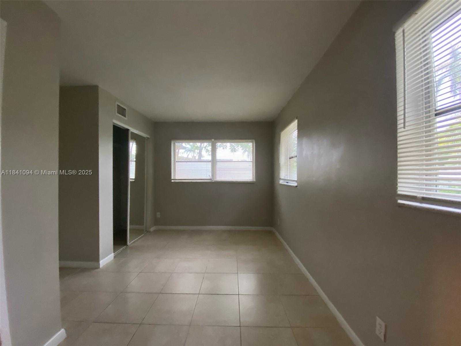 Small Image of 128 SOUTH WEST 7TH TER, Hallandale Beach Number 6