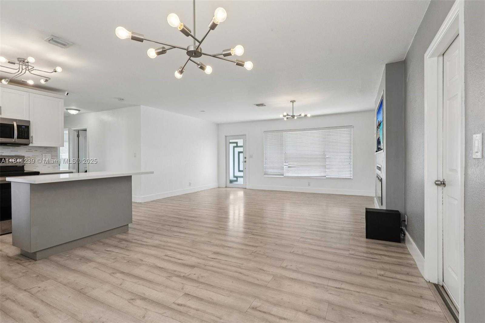 Small Image of 2455 WILEY CT, Hollywood Number 14