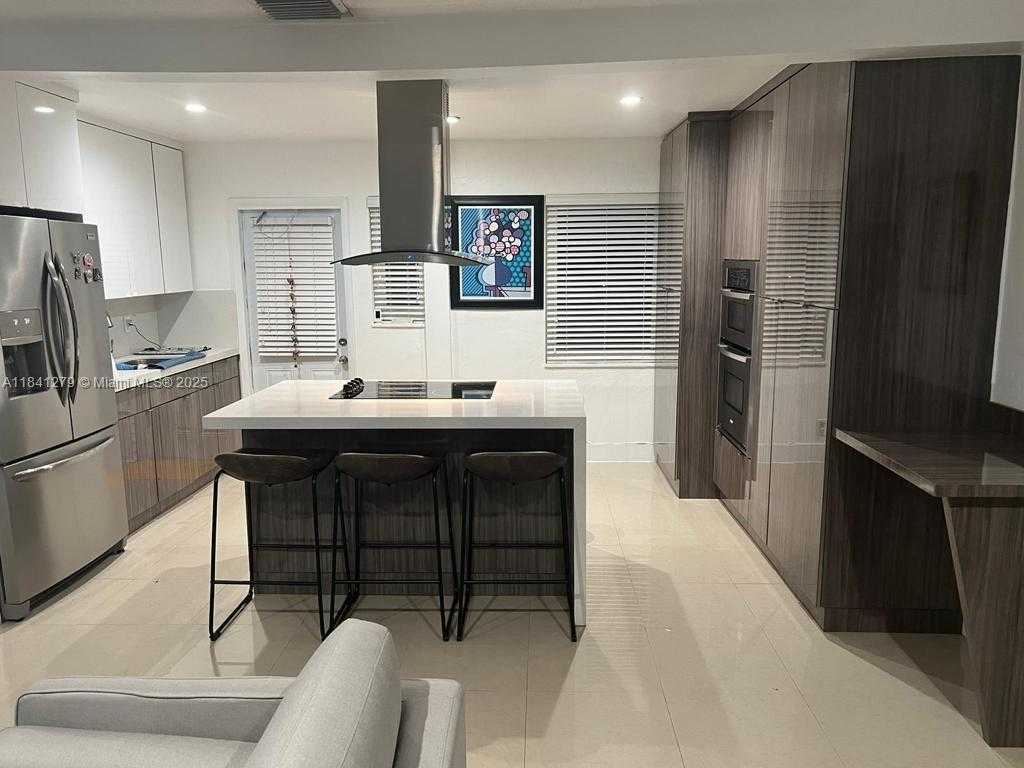 Small Image of 80 CARLISLE DR, Miami Springs Number 2