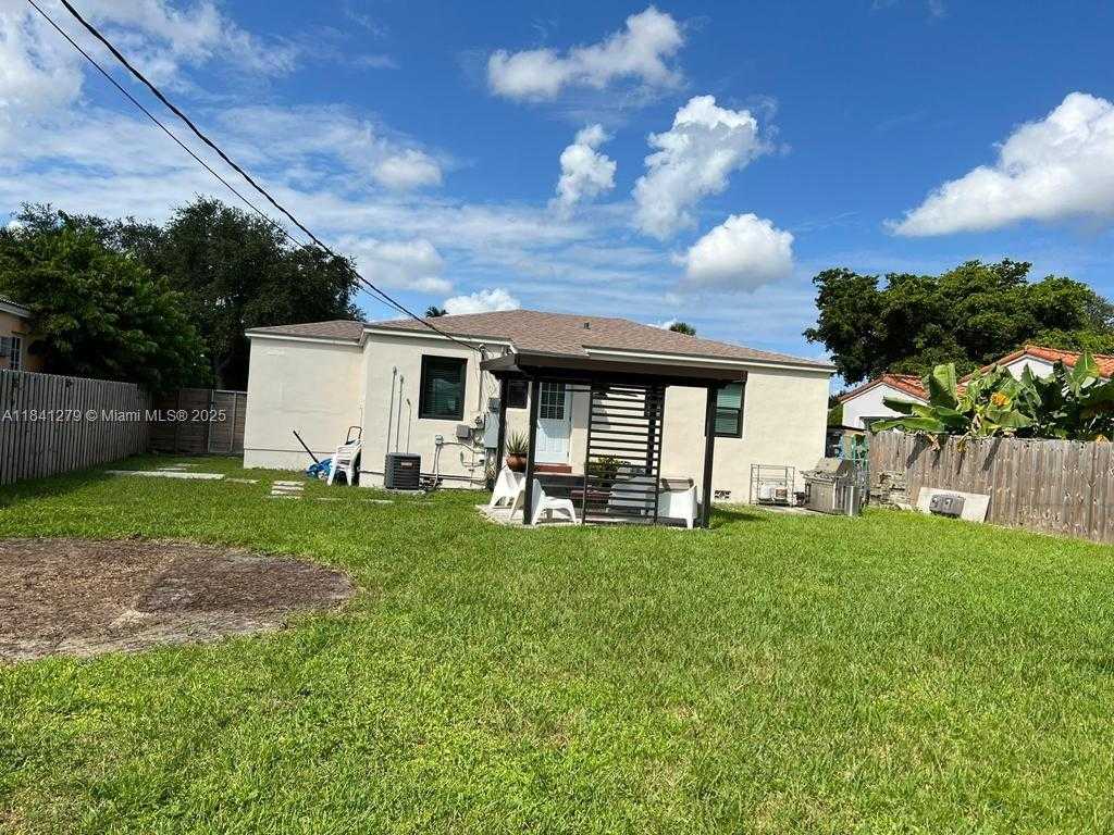 Small Image of 80 CARLISLE DR, Miami Springs Number 9