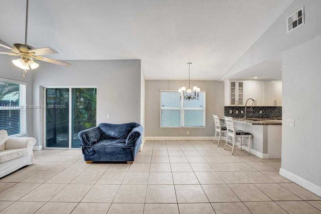 Small Image of 2702 ARBORWOOD RD, Davie Number 10