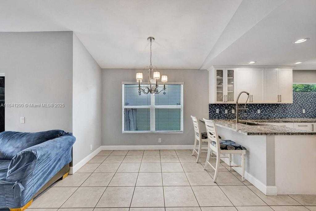 Small Image of 2702 ARBORWOOD RD, Davie Number 11