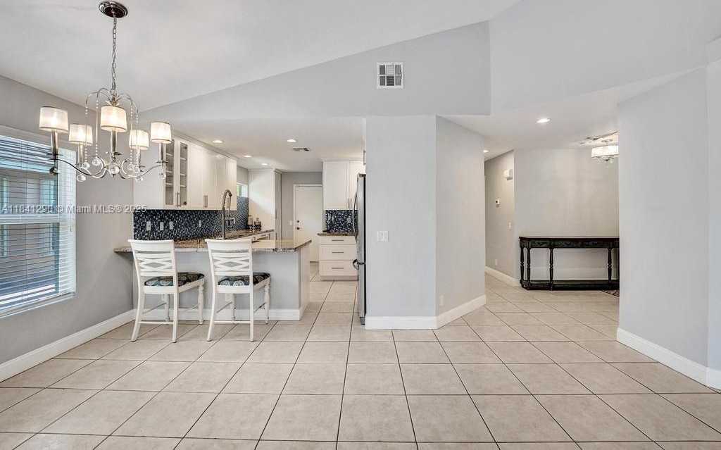 Small Image of 2702 ARBORWOOD RD, Davie Number 12