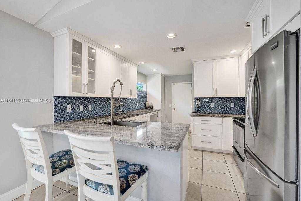 Small Image of 2702 ARBORWOOD RD, Davie Number 14