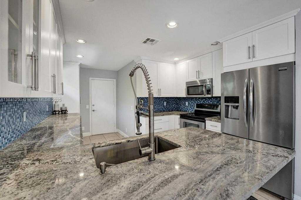 Small Image of 2702 ARBORWOOD RD, Davie Number 15