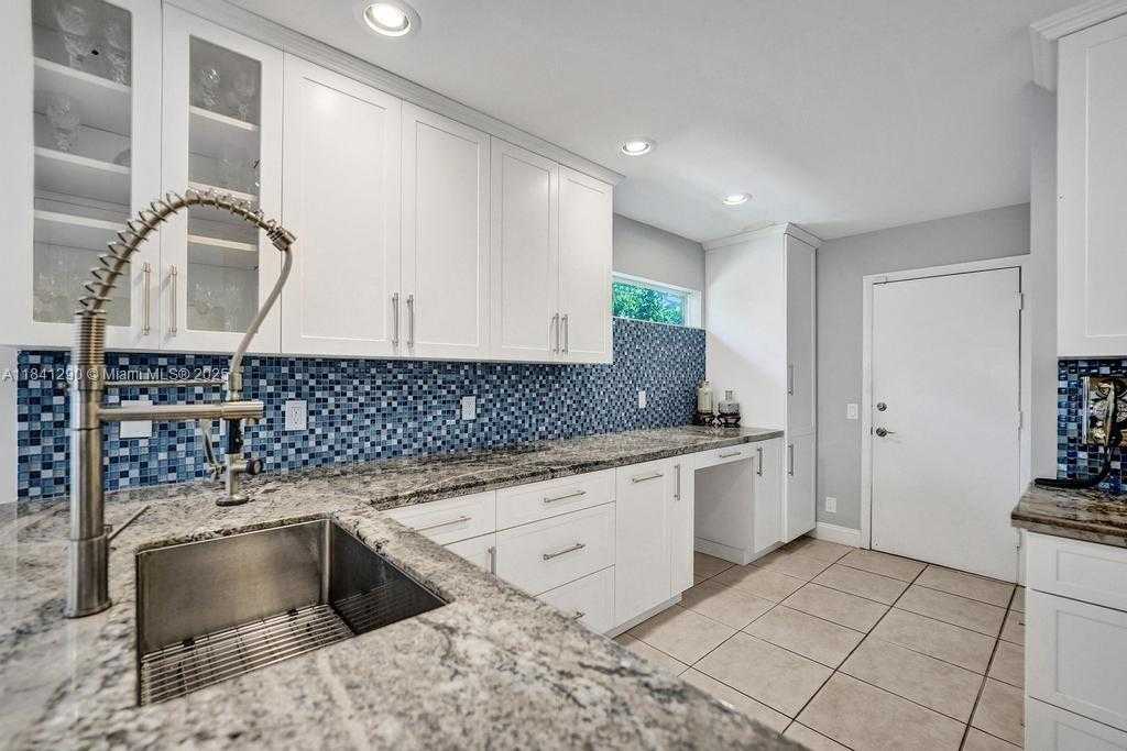 Small Image of 2702 ARBORWOOD RD, Davie Number 16