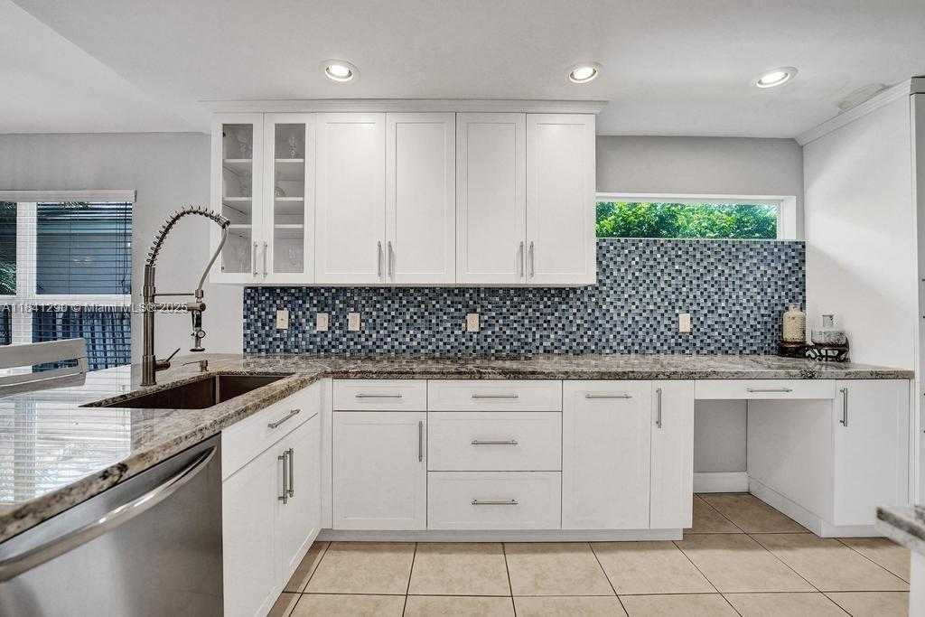 Small Image of 2702 ARBORWOOD RD, Davie Number 17