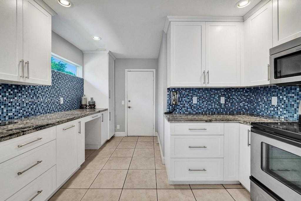 Small Image of 2702 ARBORWOOD RD, Davie Number 18