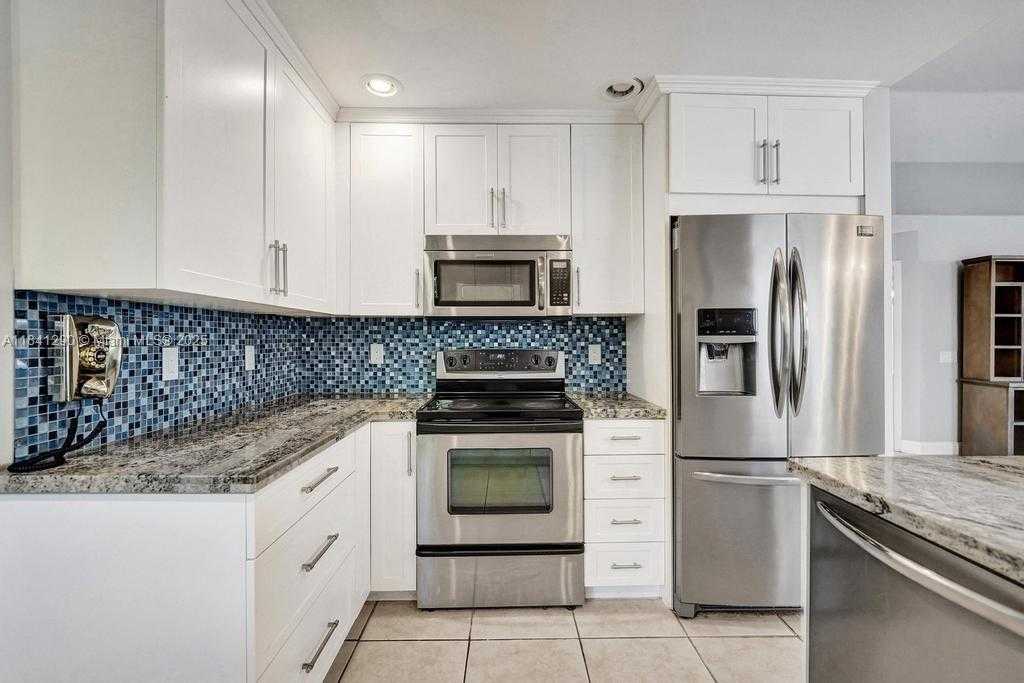 Small Image of 2702 ARBORWOOD RD, Davie Number 19