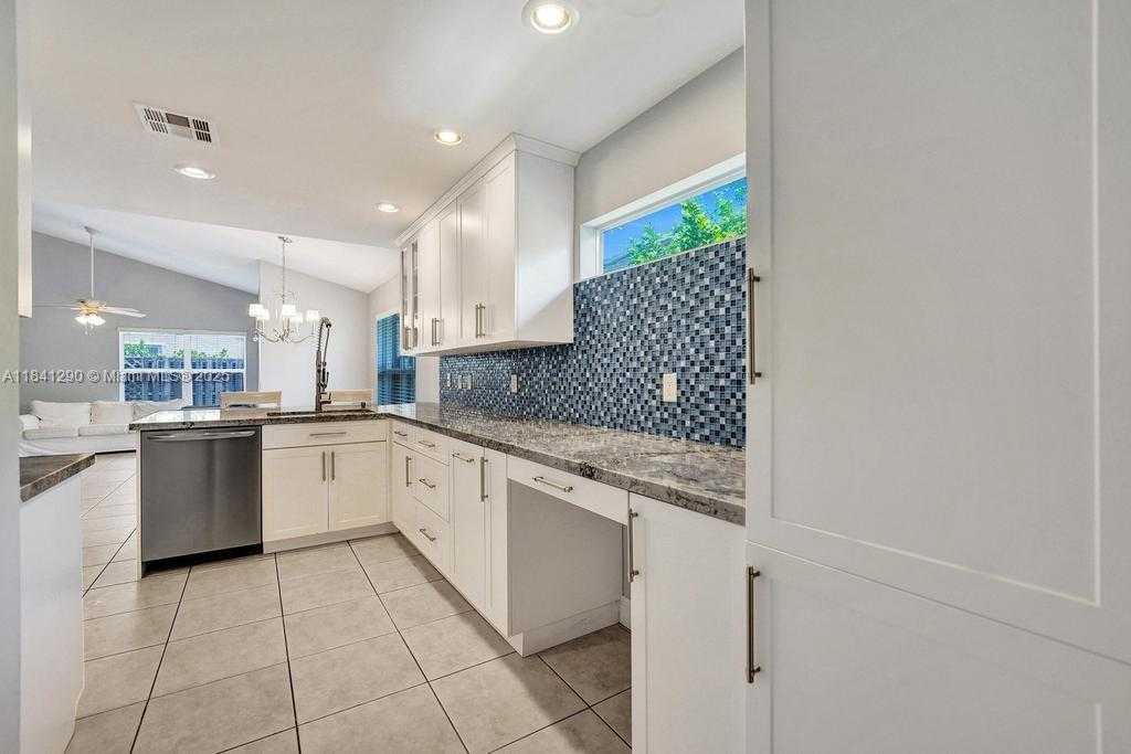 Small Image of 2702 ARBORWOOD RD, Davie Number 22