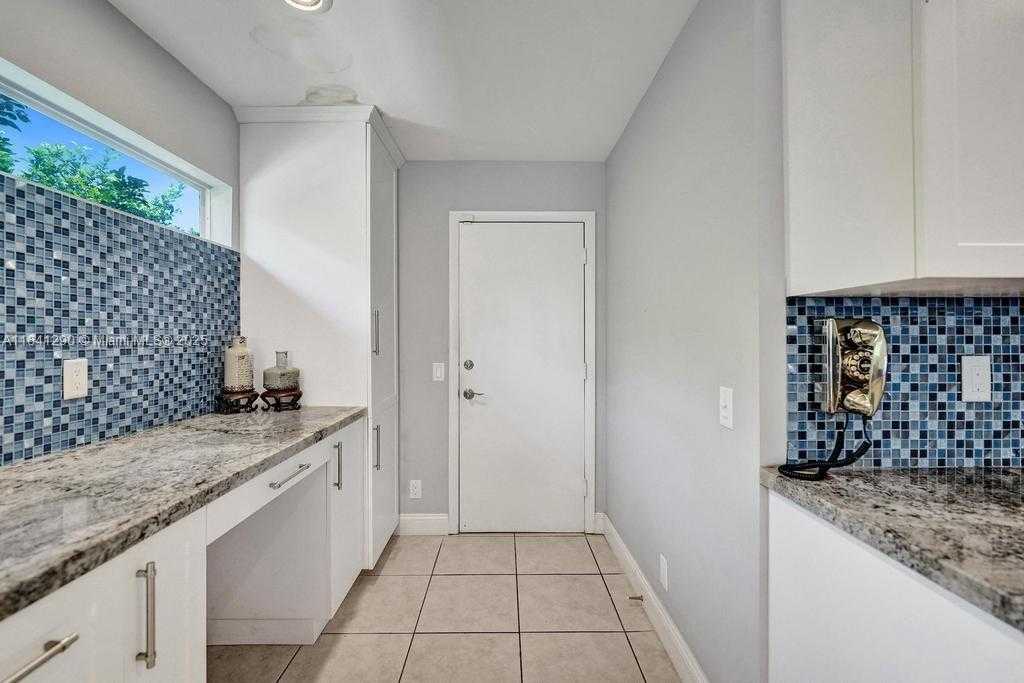 Small Image of 2702 ARBORWOOD RD, Davie Number 23