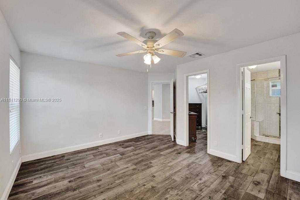 Small Image of 2702 ARBORWOOD RD, Davie Number 30