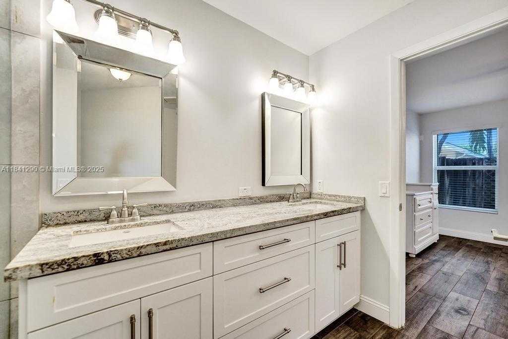 Small Image of 2702 ARBORWOOD RD, Davie Number 32