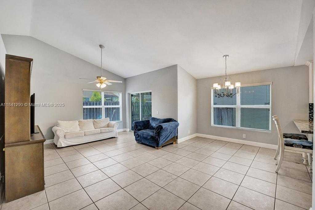 Small Image of 2702 ARBORWOOD RD, Davie Number 6