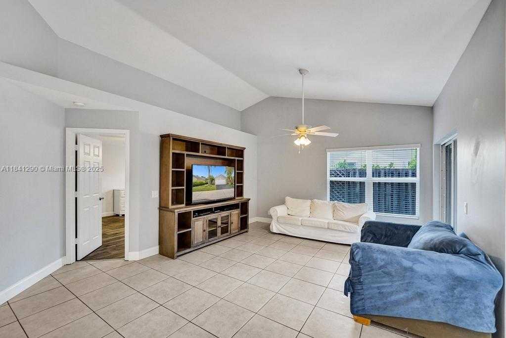 Small Image of 2702 ARBORWOOD RD, Davie Number 7