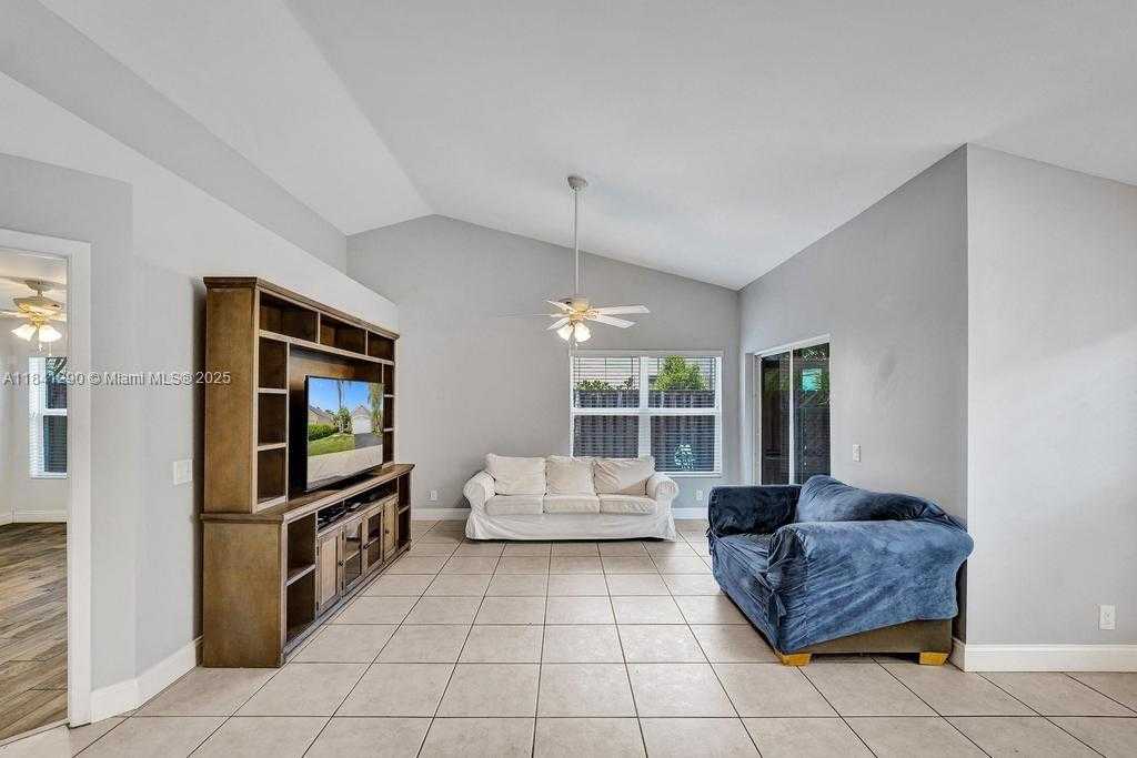 Small Image of 2702 ARBORWOOD RD, Davie Number 8