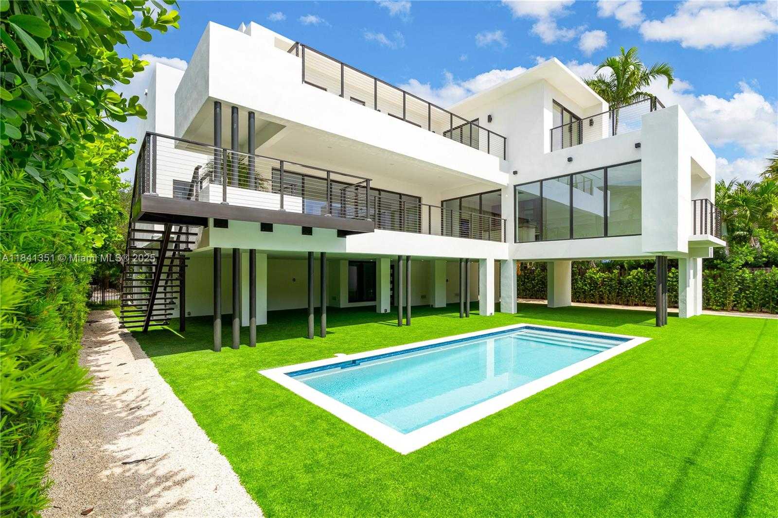 Small Image of 285 WOODCREST RD, Key Biscayne Number 5