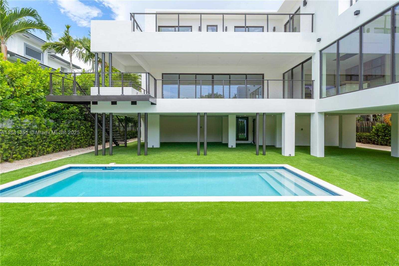 Small Image of 285 WOODCREST RD, Key Biscayne Number 6