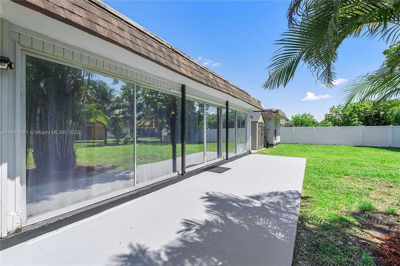 Small Image of 6703 BROOKWOOD BLVD, Tamarac Number 28