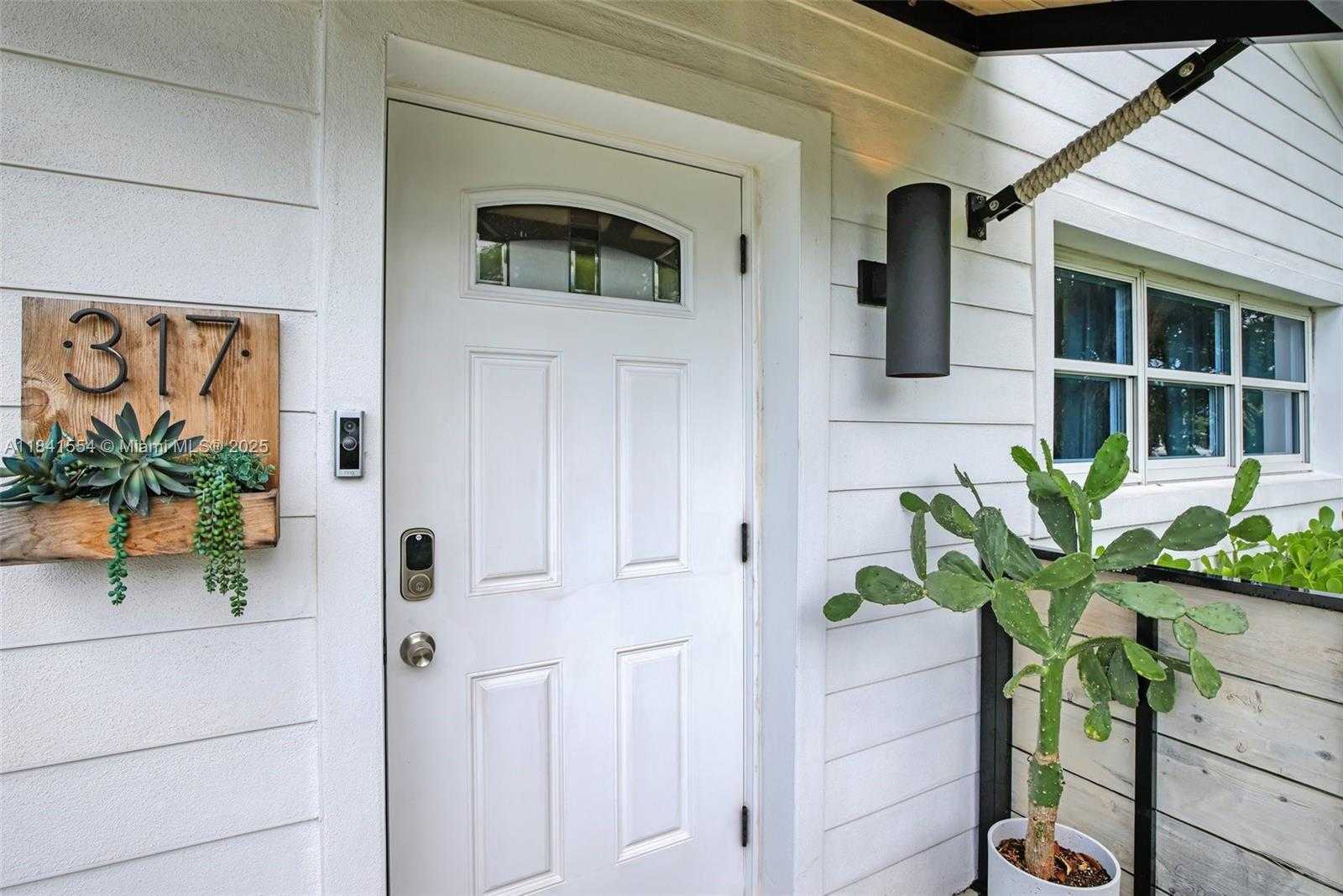 Small Image of 317 NORTH EAST 5TH CT, Dania Beach Number 2