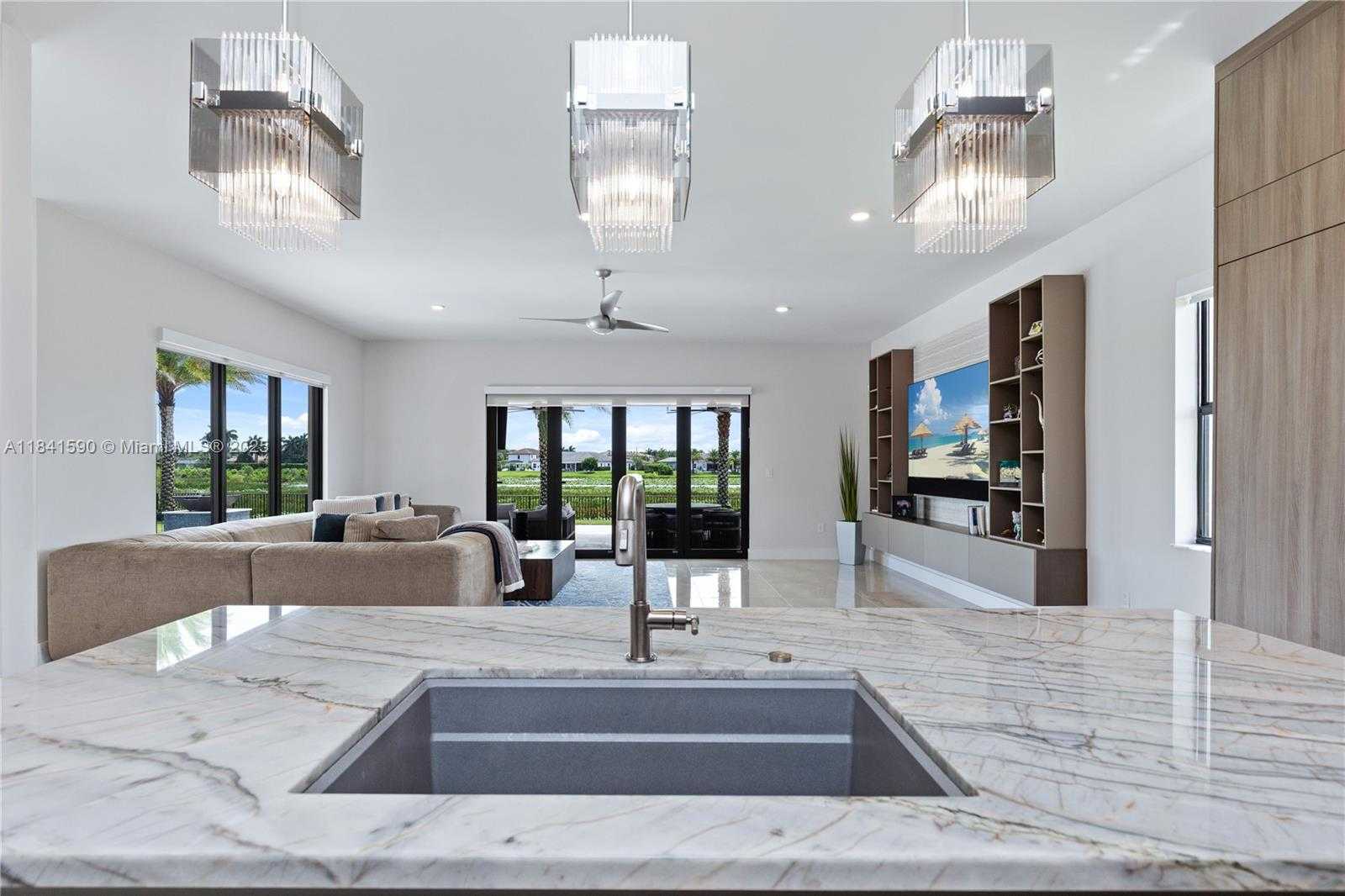 Small Image of 1830 MEADOWS DR, Davie Number 12