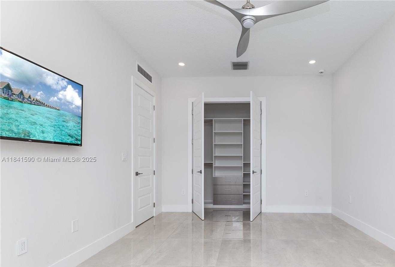 Small Image of 1830 MEADOWS DR, Davie Number 26