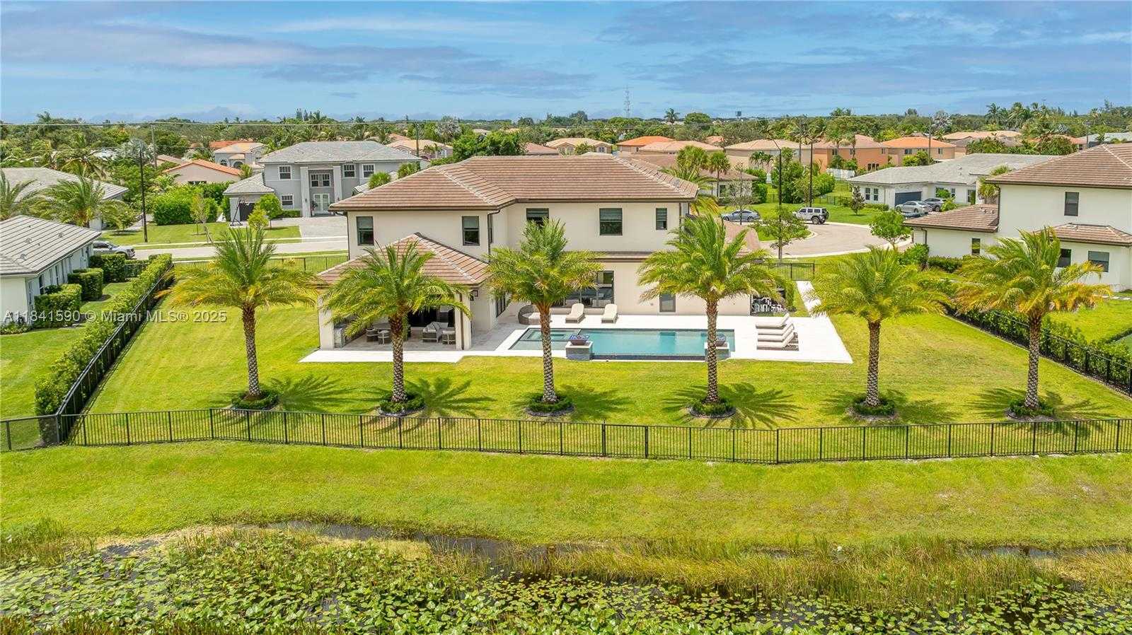 Small Image of 1830 MEADOWS DR, Davie Number 3