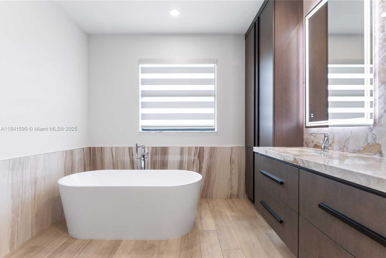 Small Image of 1830 MEADOWS DR, Davie Number 33