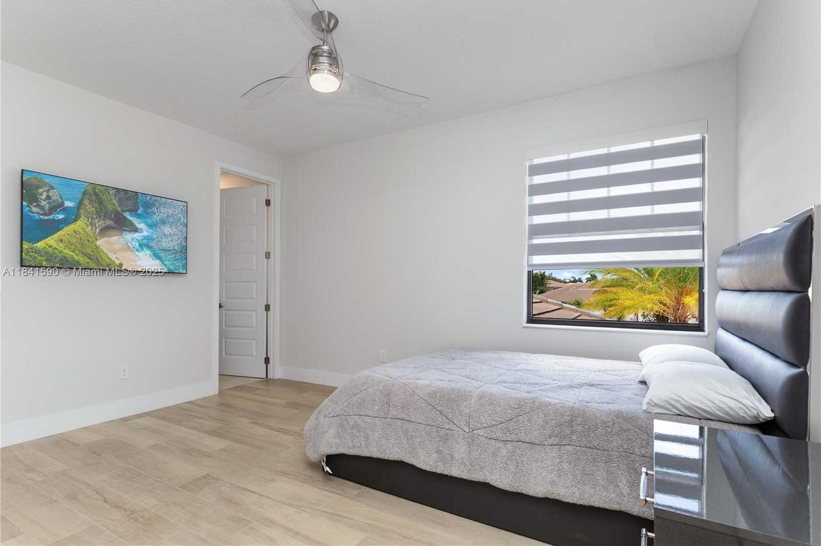 Small Image of 1830 MEADOWS DR, Davie Number 35