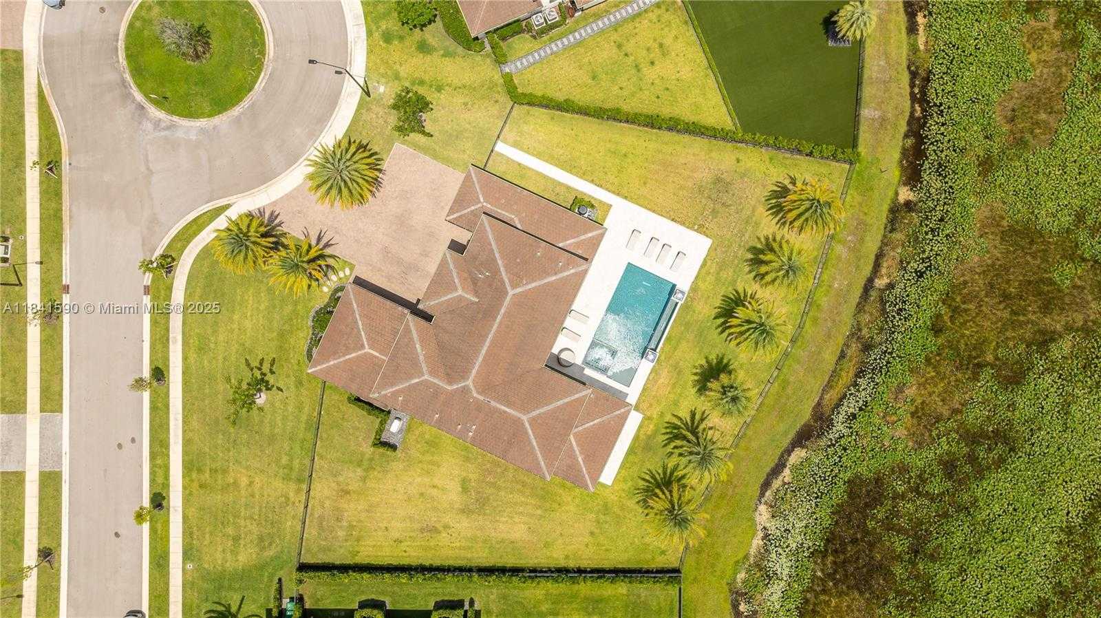 Small Image of 1830 MEADOWS DR, Davie Number 41