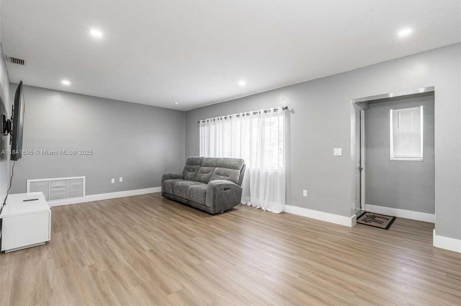 Small Image of 7450 BRANCH ST, Hollywood Number 6