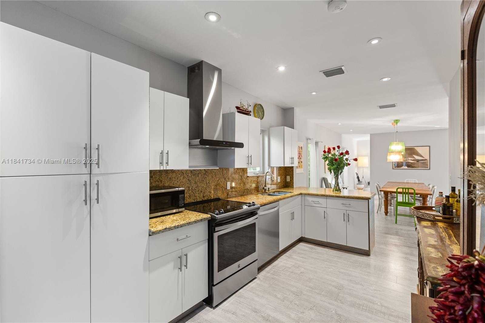 Small Image of 737 ALHAMBRA CIR, Coral Gables Number 13