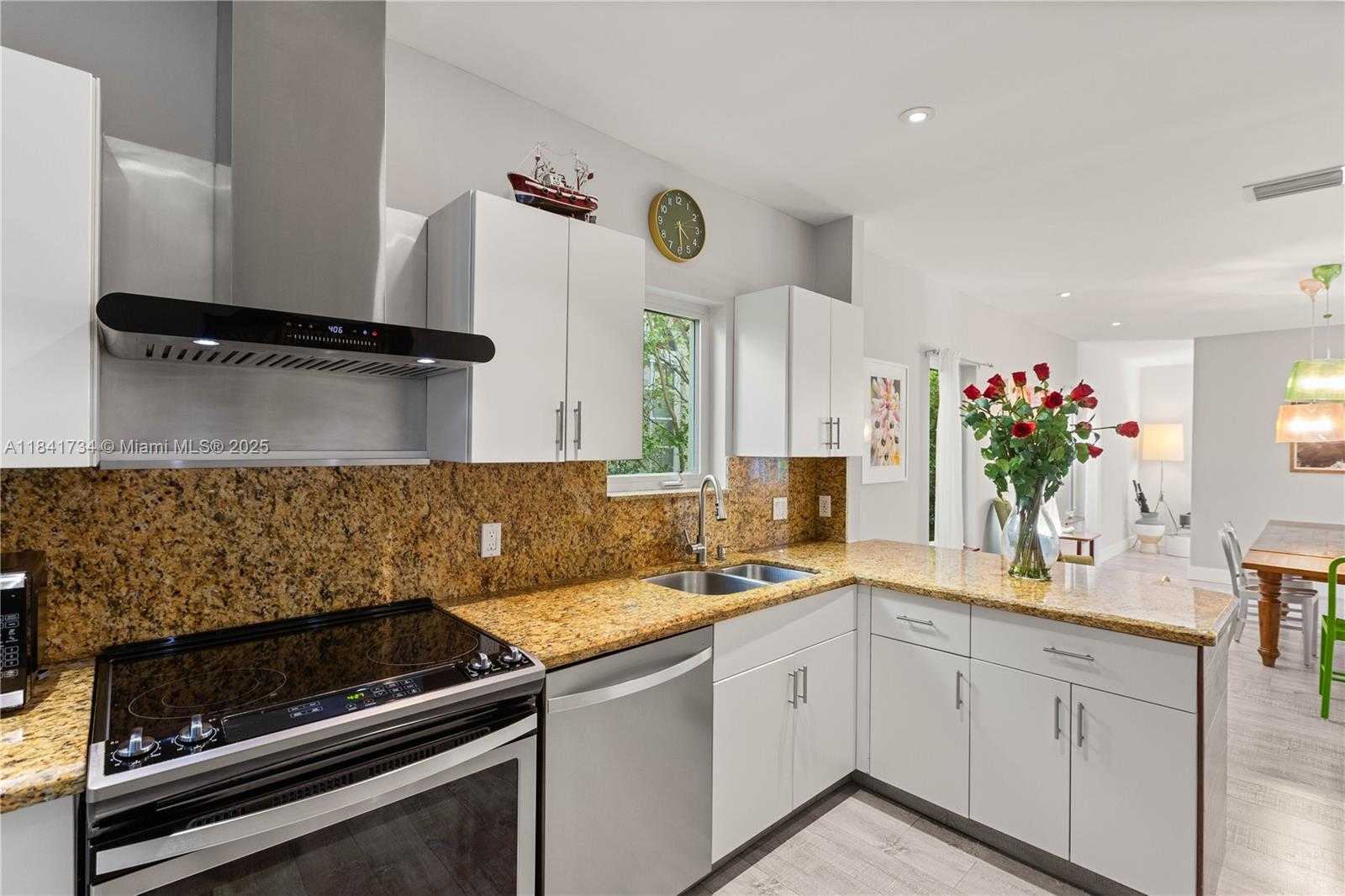Small Image of 737 ALHAMBRA CIR, Coral Gables Number 15