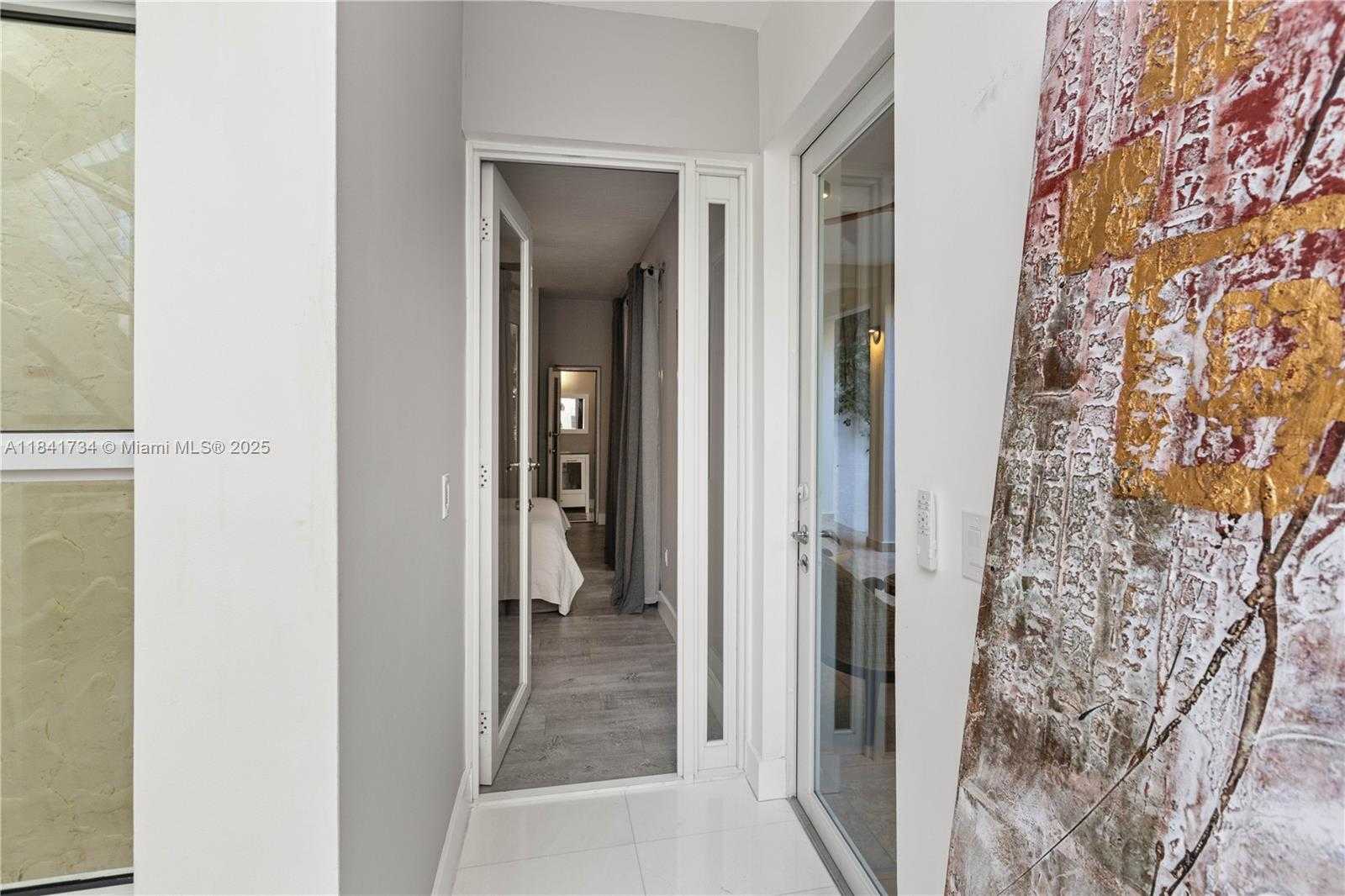Small Image of 737 ALHAMBRA CIR, Coral Gables Number 26