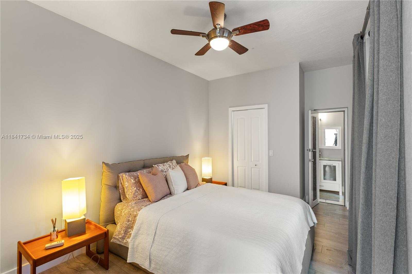 Small Image of 737 ALHAMBRA CIR, Coral Gables Number 27