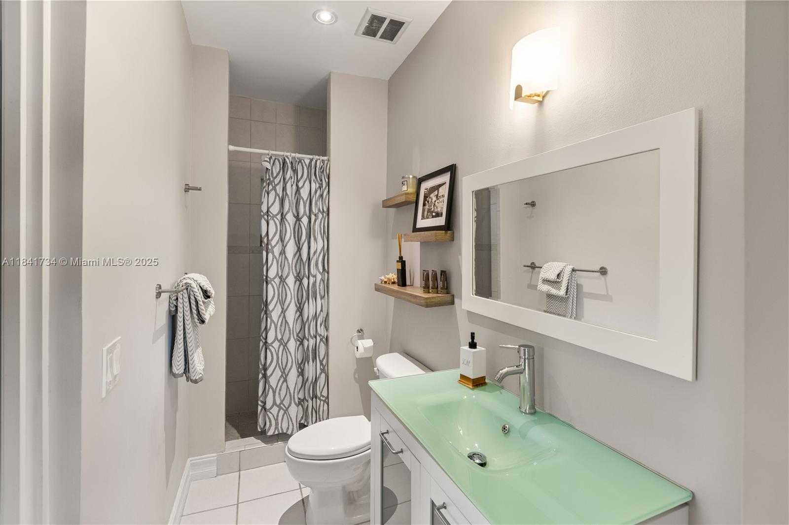 Small Image of 737 ALHAMBRA CIR, Coral Gables Number 29