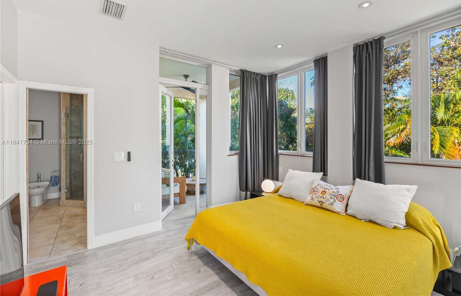 Small Image of 737 ALHAMBRA CIR, Coral Gables Number 31