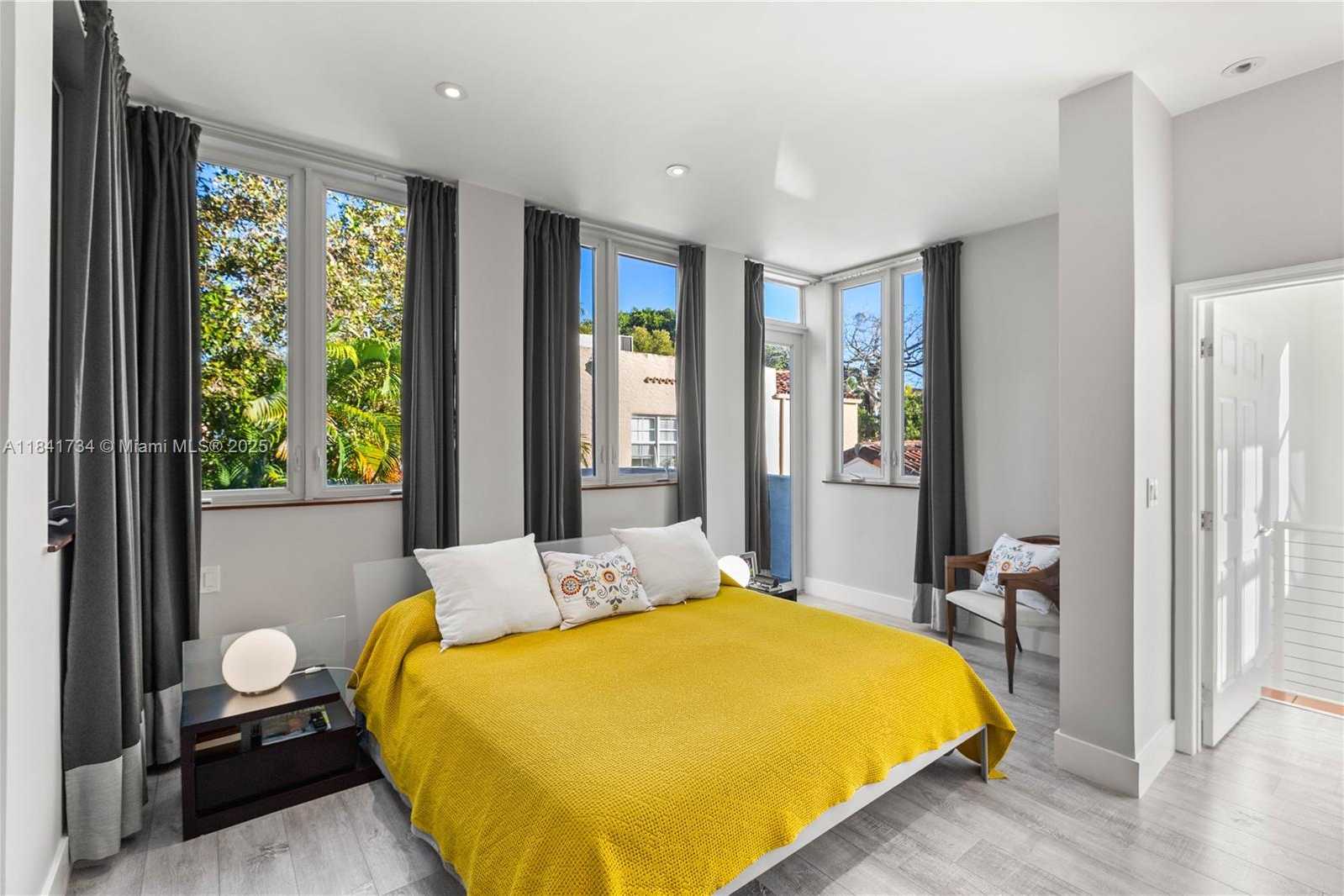 Small Image of 737 ALHAMBRA CIR, Coral Gables Number 32