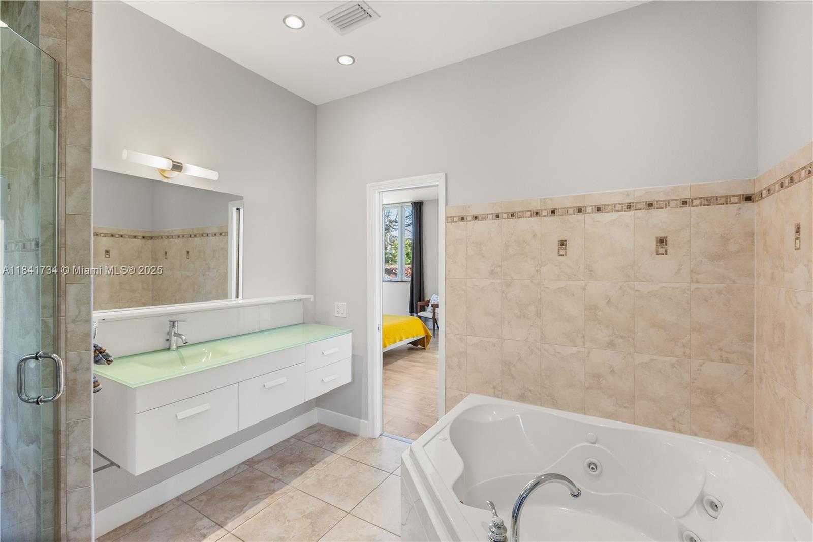 Small Image of 737 ALHAMBRA CIR, Coral Gables Number 34