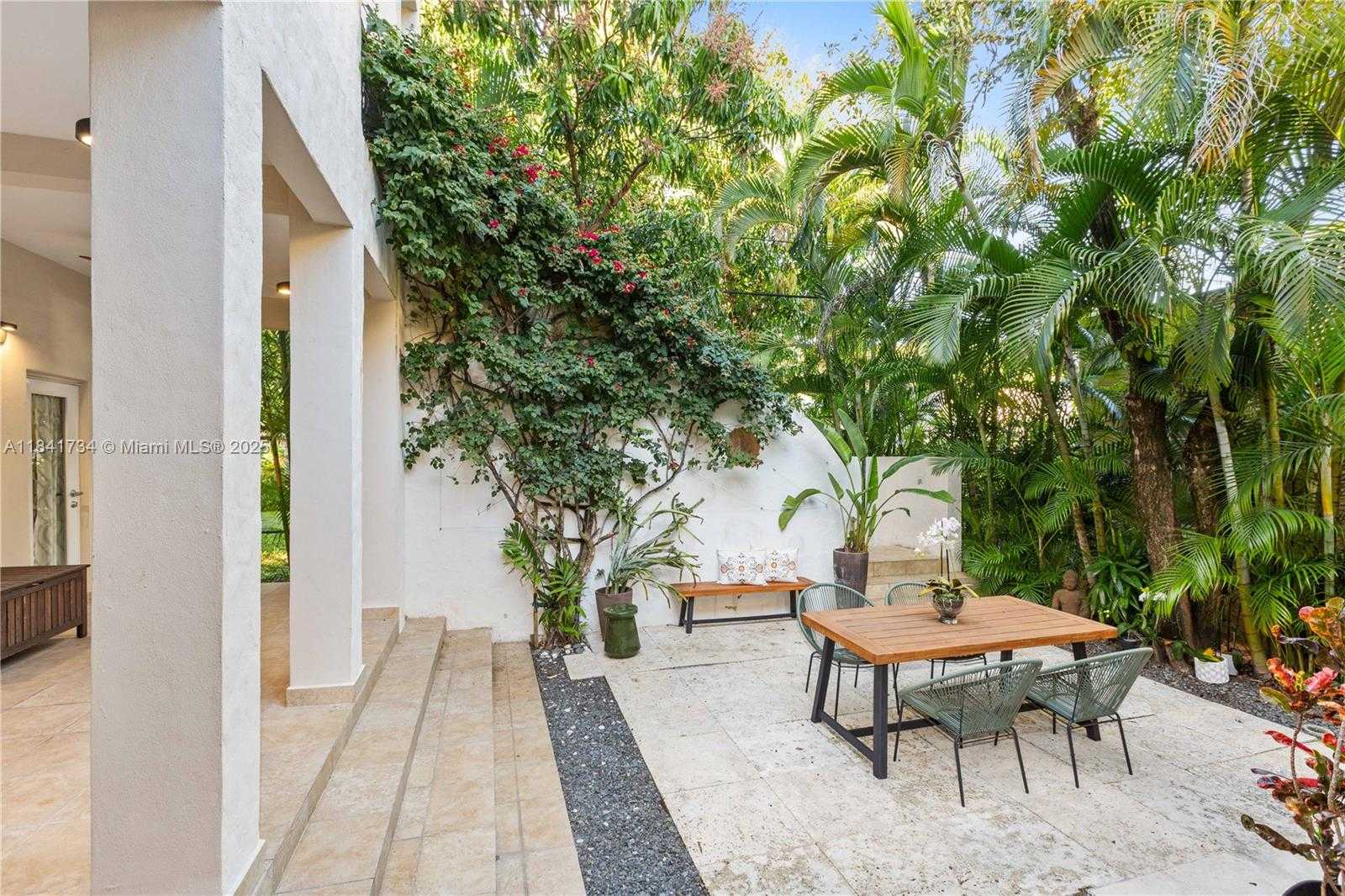 Small Image of 737 ALHAMBRA CIR, Coral Gables Number 44