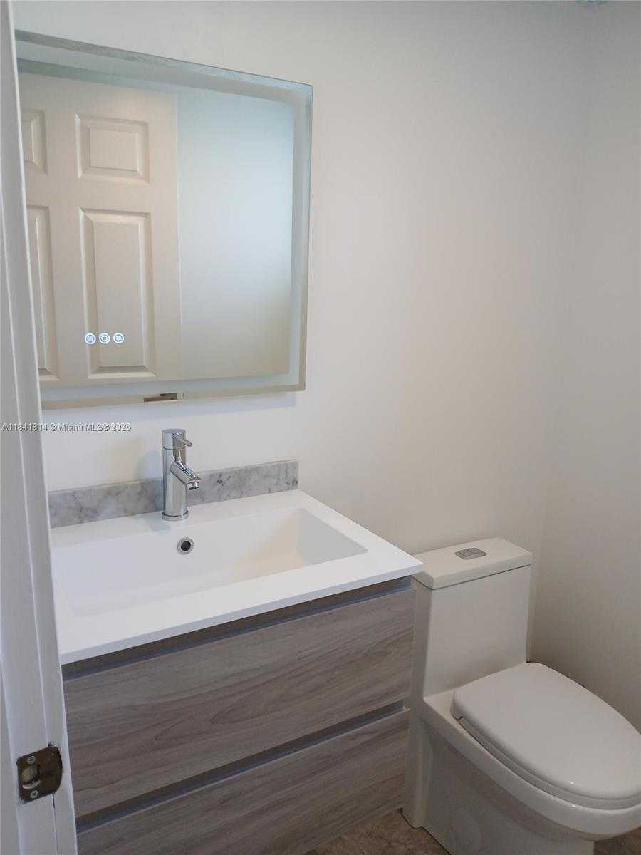 Small Image of 7467 NORTH WEST 169TH LN, Hialeah Number 12