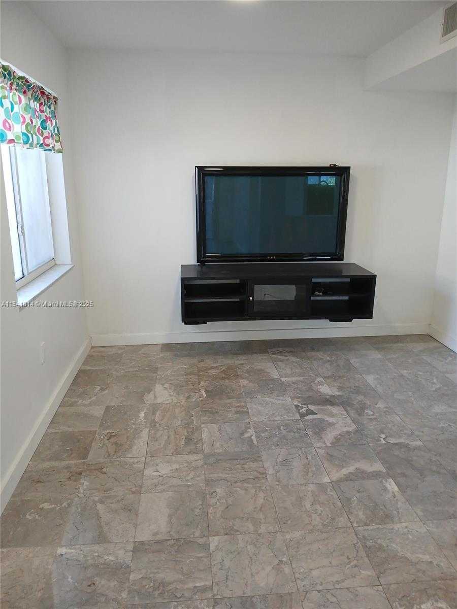 Small Image of 7467 NORTH WEST 169TH LN, Hialeah Number 3