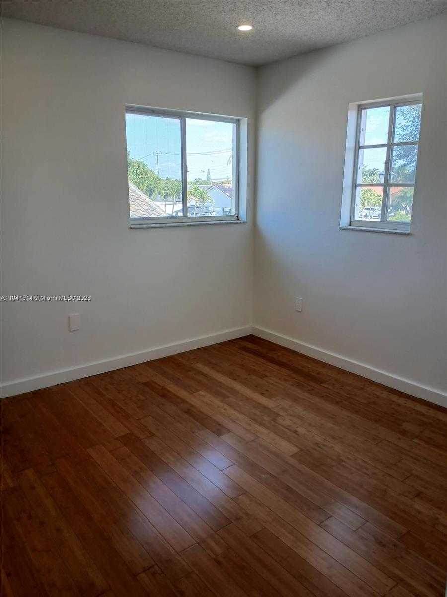 Small Image of 7467 NORTH WEST 169TH LN, Hialeah Number 4