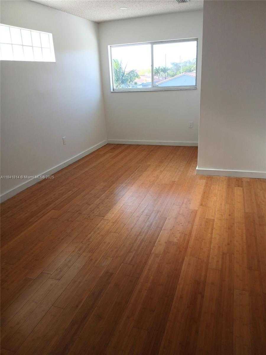 Small Image of 7467 NORTH WEST 169TH LN, Hialeah Number 6
