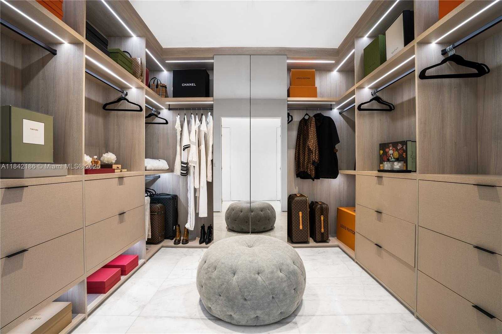 Small Image of 4241 PALM LN, Miami Number 11