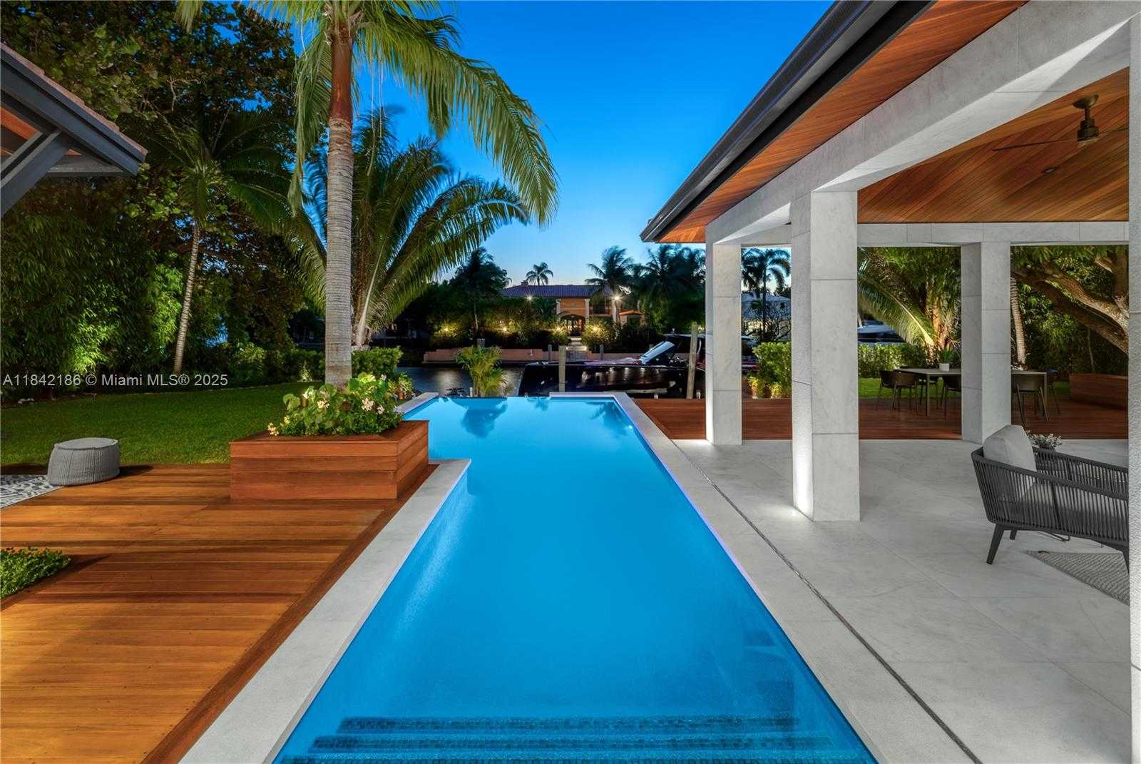 Small Image of 4241 PALM LN, Miami Number 13