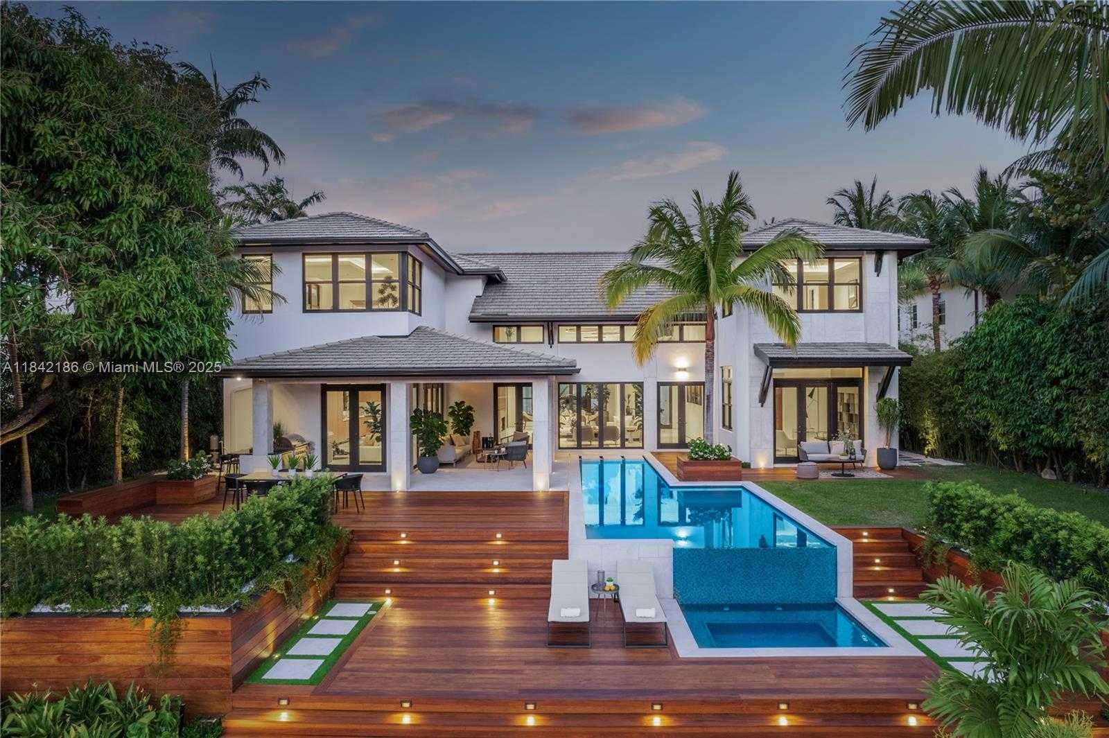 Small Image of 4241 PALM LN, Miami Number 14