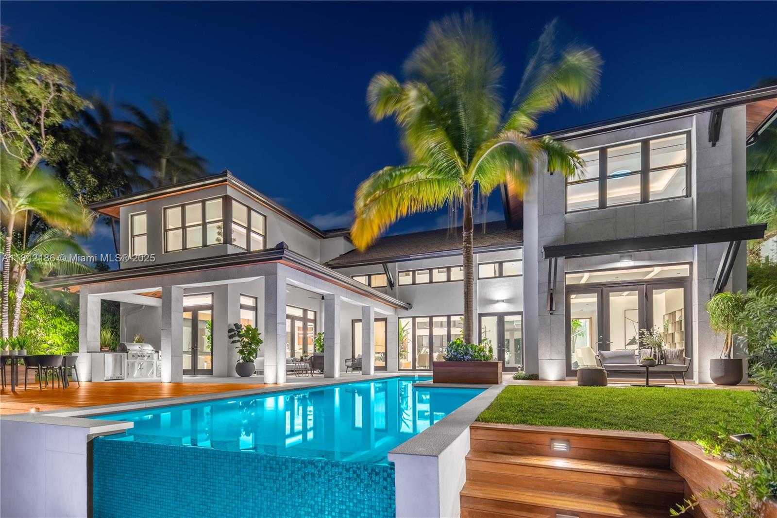 Small Image of 4241 PALM LN, Miami Number 15