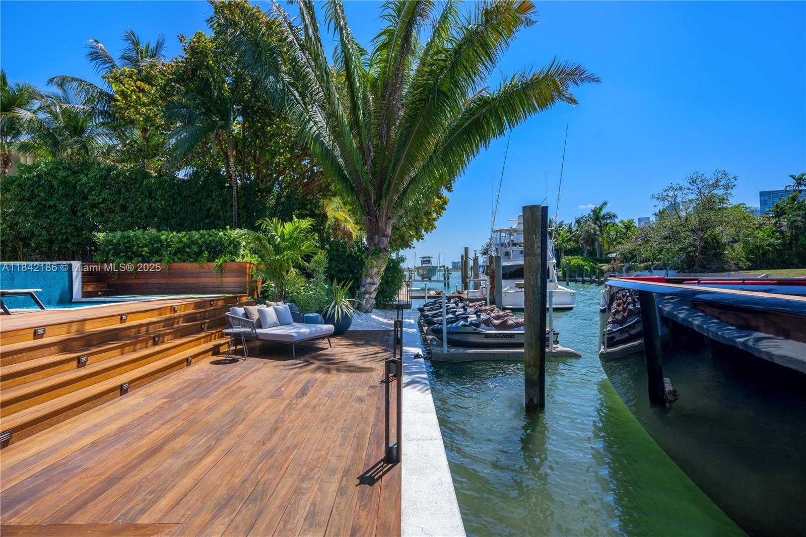 Small Image of 4241 PALM LN, Miami Number 16