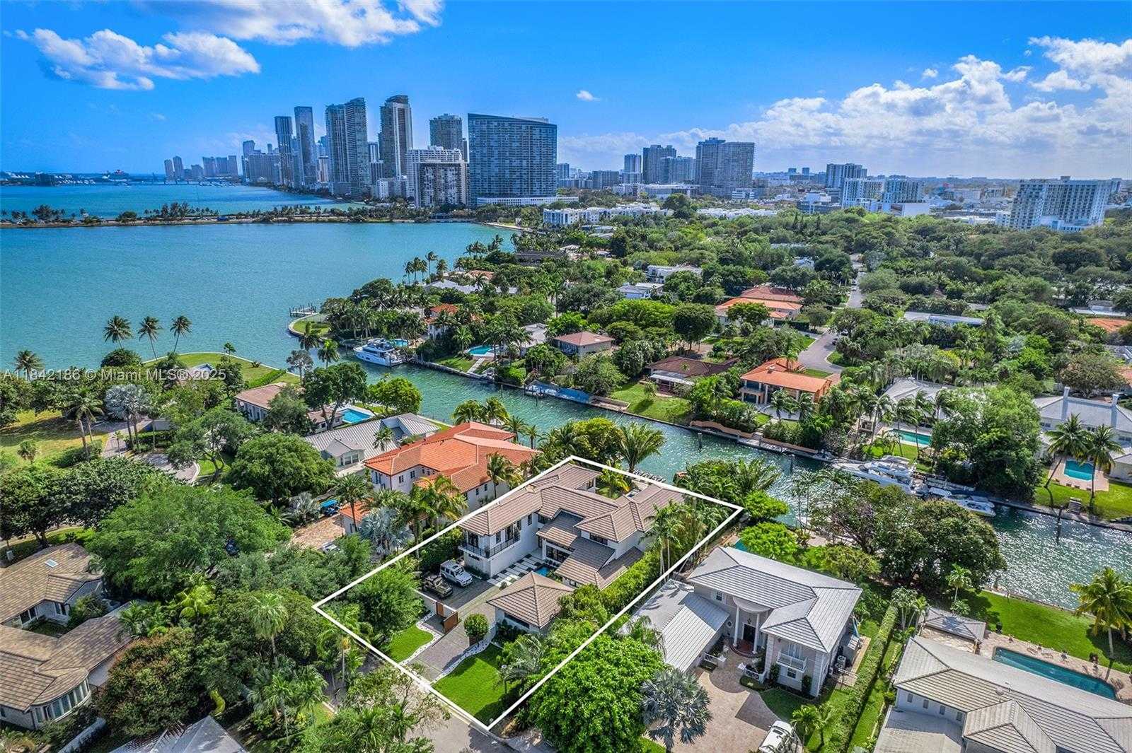 Small Image of 4241 PALM LN, Miami Number 17